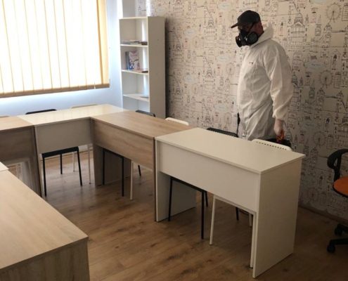 Echipa Avy DDD oferind servicii de dezinsectie in Craiova, gradinita.