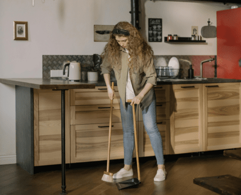 Curatenie in bucatarie pentru prevenirea gandacilor de bucatarie.